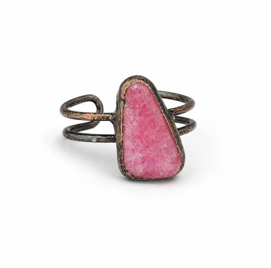 Rhodonite ring with rose-pink natural stone, organic shape, and vintage-toned open-band design.