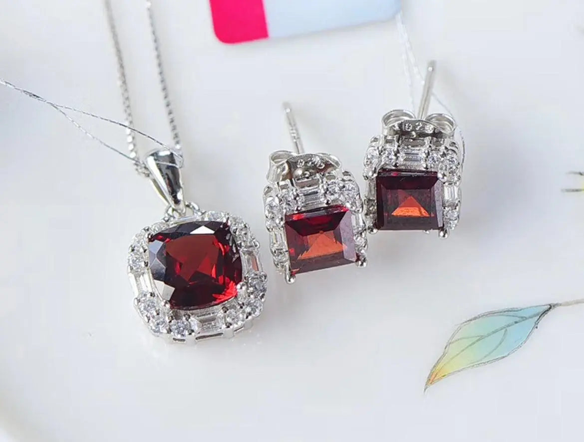 Garnet and 925 Silver Elegant Earrings and Pendant Set xuyuan