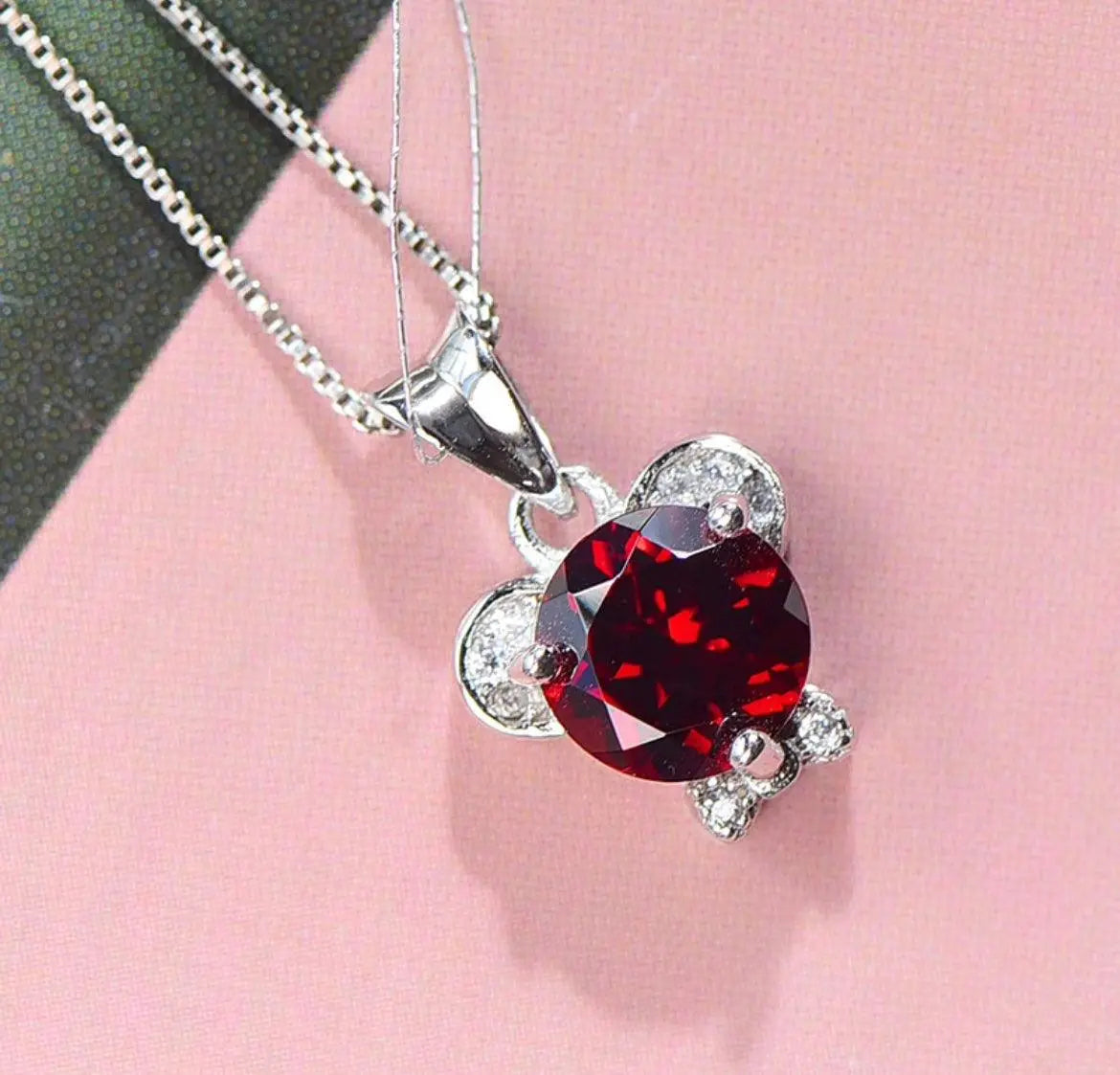 Crystal Garnet Bear Shaped Clavicle Pendant Necklace Gift xuyuan