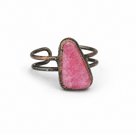 Rhodonite ring with rose-pink natural stone, organic shape, and vintage-toned open-band design.