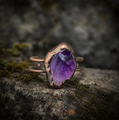 Natural amethyst ring with raw amethyst surface, sculptural shape, and earthy elegance.