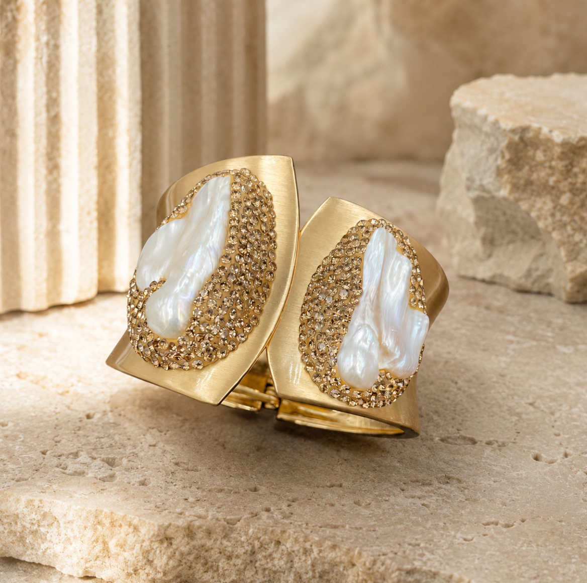 Elegant freshwater pearl bracelet for women featuring irregular baroque pearls and golden handcrafted details.