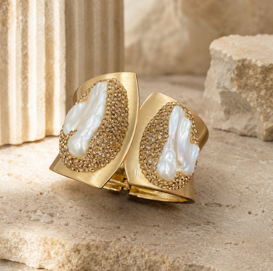 Elegant freshwater pearl bracelet for women featuring irregular baroque pearls and golden handcrafted details.